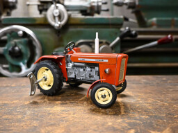 Kovap Ursus C-360 červený